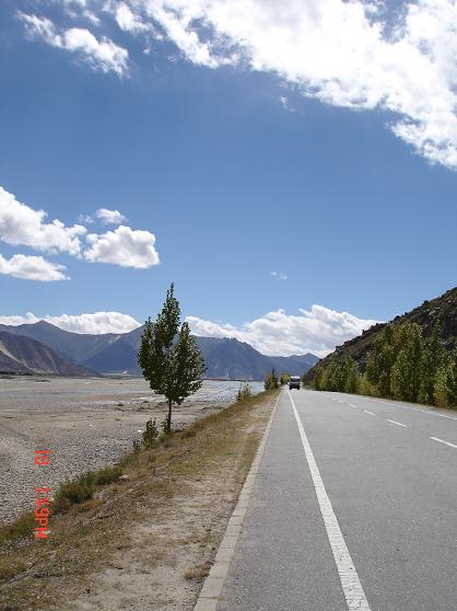 照片：通往西藏的公路