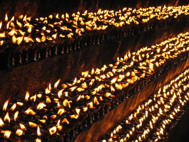 照片：大昭寺的酥油燈