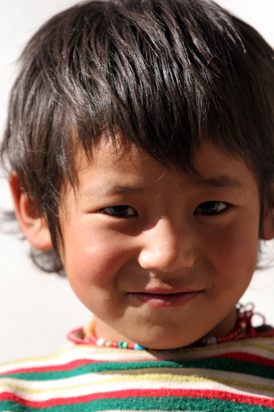 照片：大召寺門口的小孩