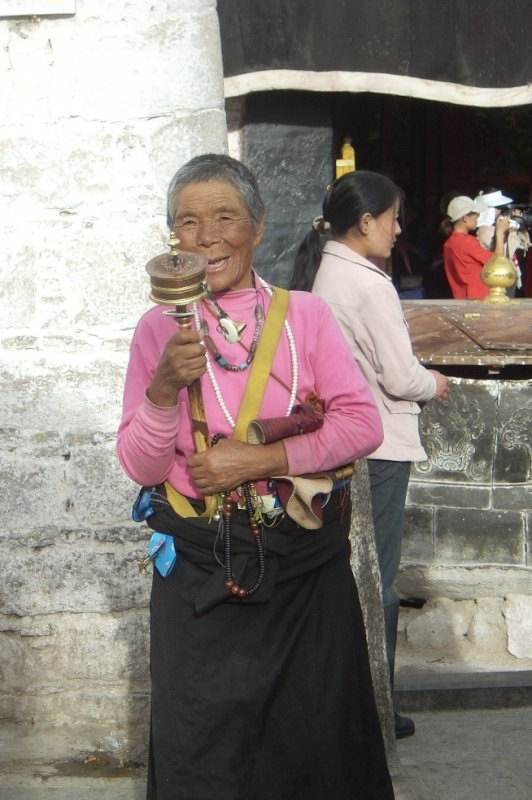 照片：八廓街的藏族大媽