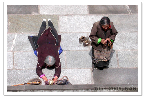 照片：藏行記之拉薩：大昭寺前磕長頭的人