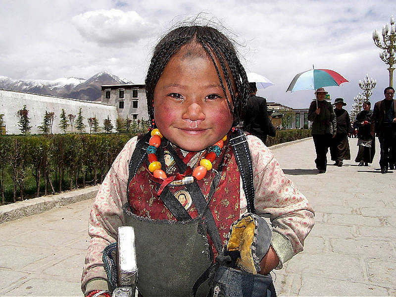西藏圖片：布達拉宮下獨自行長頭的小女孩