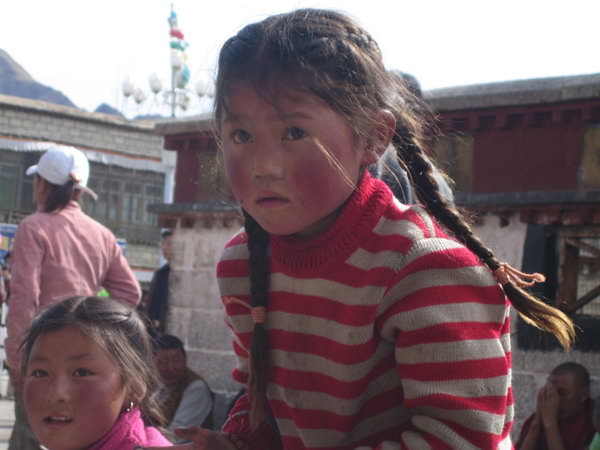 西藏圖片：大昭寺朝聖的小女孩