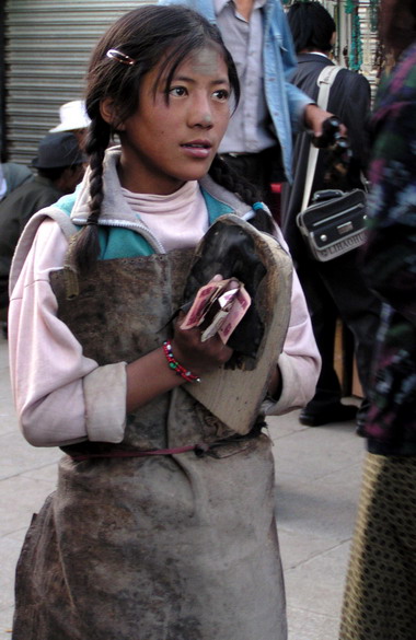 西藏圖片：西藏大昭寺轉寺的小孩01