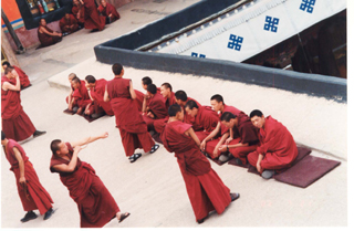 西藏圖片：西藏之行－拉薩－大昭寺和尚在辯經－掃瞄