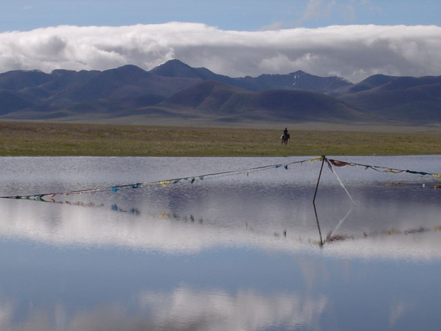 西藏圖片：聖湖邊的騎馬漢子