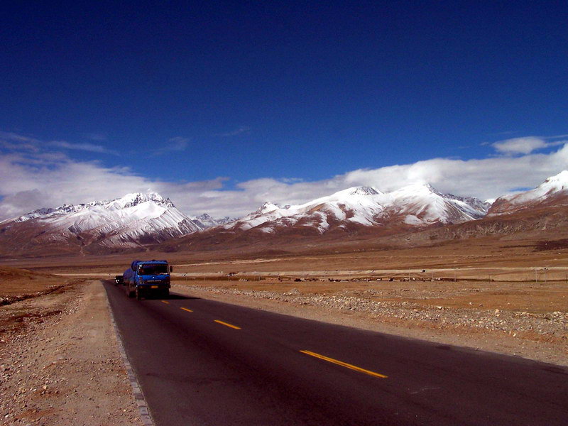 西藏圖片：念青唐古拉山下的青藏線