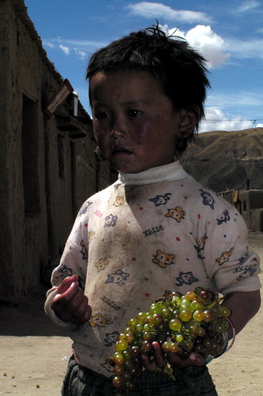 西藏旅行照片：阿里-西藏阿里吃葡萄的小孩1