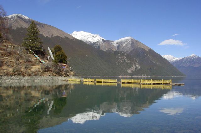 西藏林芝圖片：紅教聖湖