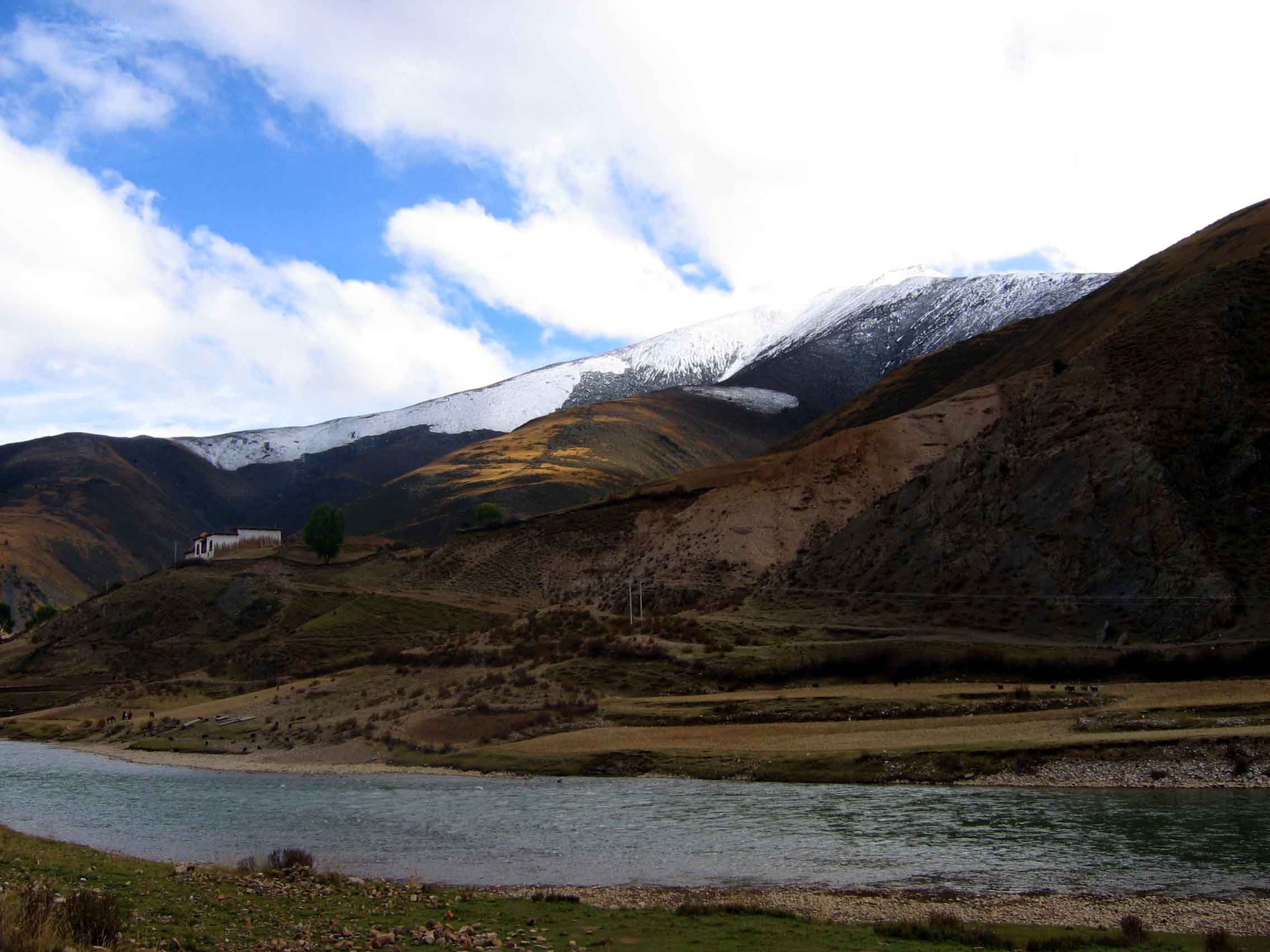 西藏旅遊照片：昌都-玉曲河及雪山