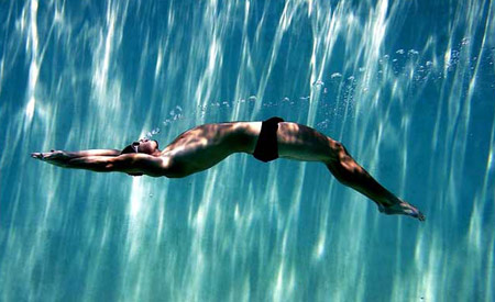 圖文：世界紀錄保持者正在進行仰泳比賽