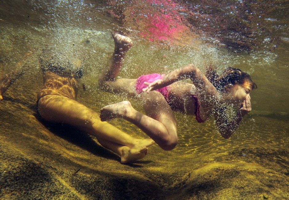 圖片：女孩和媽媽在水塘中遊泳避暑